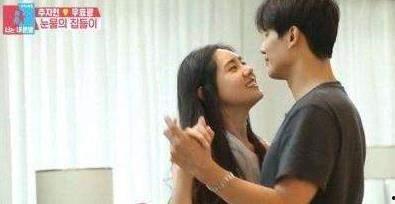 同床在线观看,揭秘现代都市情感纠葛的私密世界  第2张